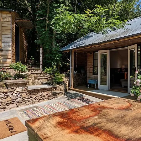 The Hut At Rawsons - Unique Woodland Glamping *