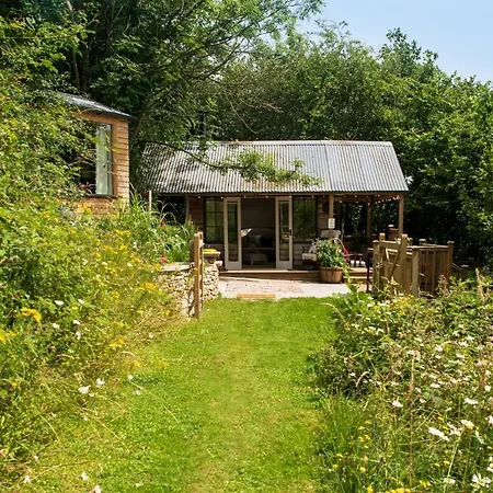 בית נופש The Hut At Rawsons - Unique Woodland Glamping