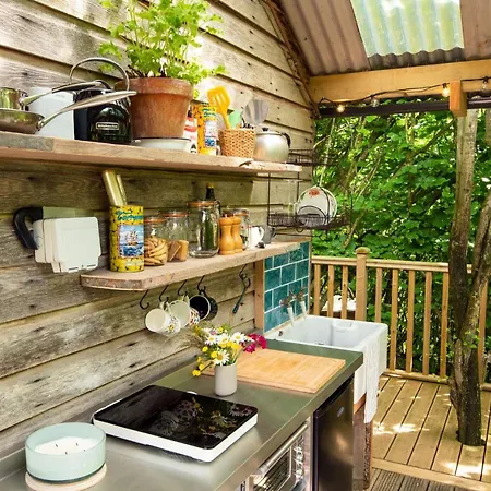 The Hut At Rawsons - Unique Woodland Glamping