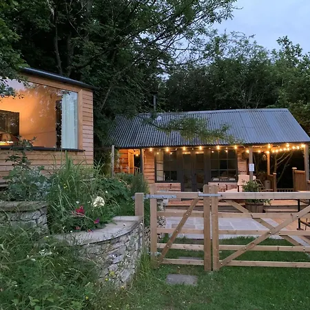 The Hut At Rawsons - Unique Woodland Glamping בית נופש Levens
