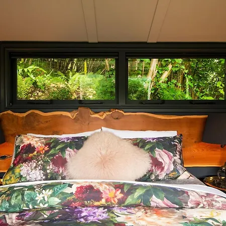 בית נופש The Hut At Rawsons - Unique Woodland Glamping *
