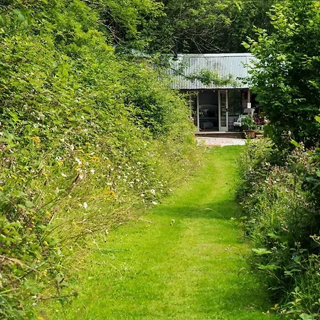 The Hut At Rawsons - Unique Woodland Glamping