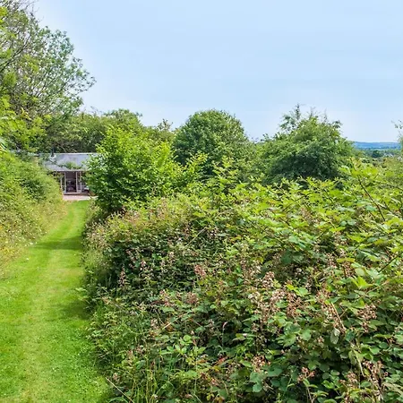 בית נופש The Hut At Rawsons - Unique Woodland Glamping