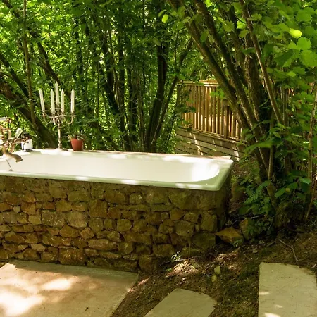 בית נופש The Hut At Rawsons - Unique Woodland Glamping *