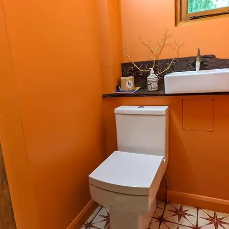 The Hut At Rawsons - Unique Woodland Glamping *